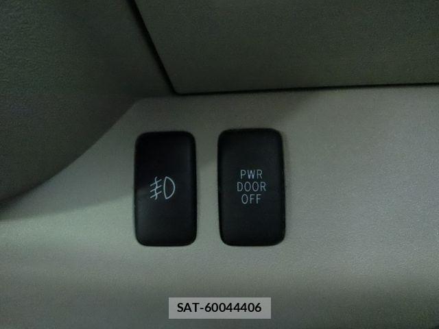 Toyota PORTE 2010-10 8660979-19