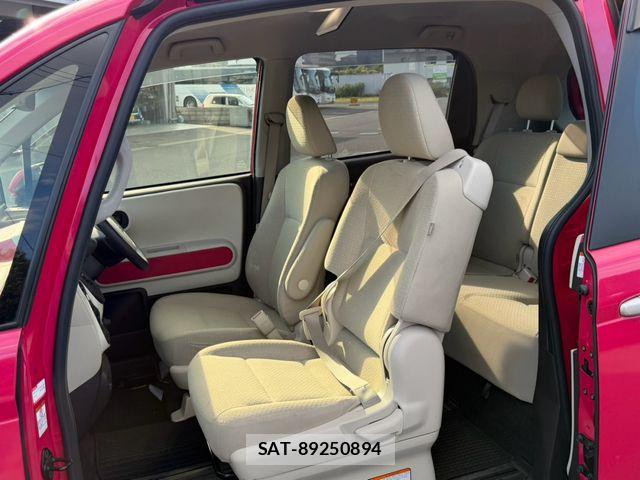 Toyota PORTE 2015-12 8745217-3