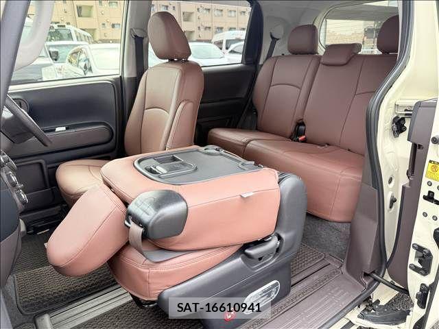 Toyota PORTE 2014-10 8881566-15