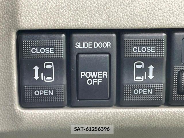 Mazda PREMACY 2007-09 8209564-3