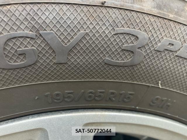 Toyota PREMIO 2012-06 8101227-2