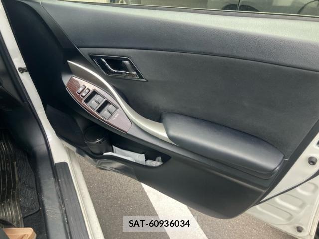 Toyota PREMIO 2017-09 8101225-12