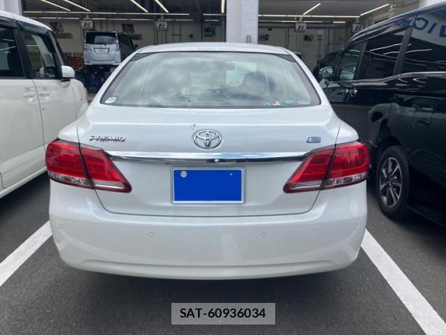 Toyota PREMIO 2017-09 8101225-3