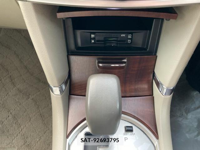 Toyota PREMIO 2012-03 8246349-14