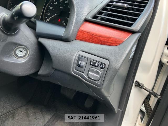 Toyota PREMIO 2011-11 8628380-12