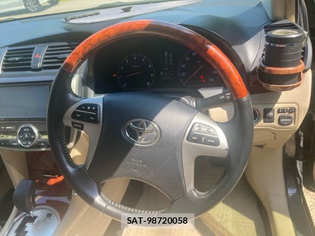 Toyota PREMIO 2014-02 8660995-12