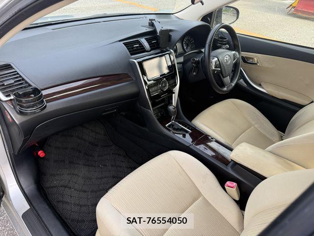 Toyota PREMIO 2016-09 8881580-1