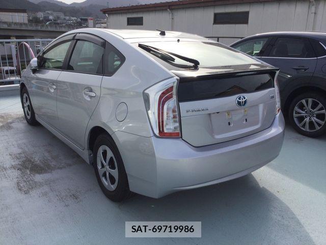 Toyota PRIUS 2013-12 3935413-3