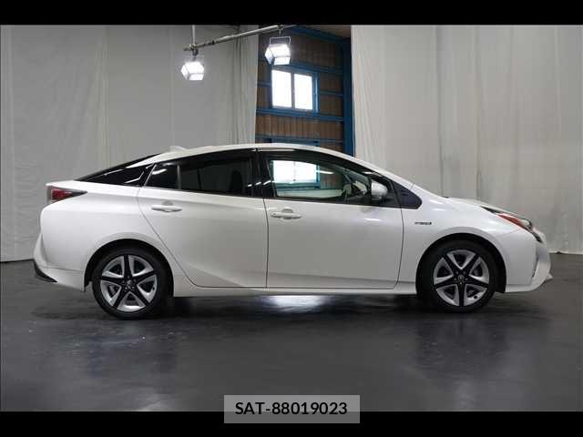 Toyota PRIUS 2016-09 4977595-15