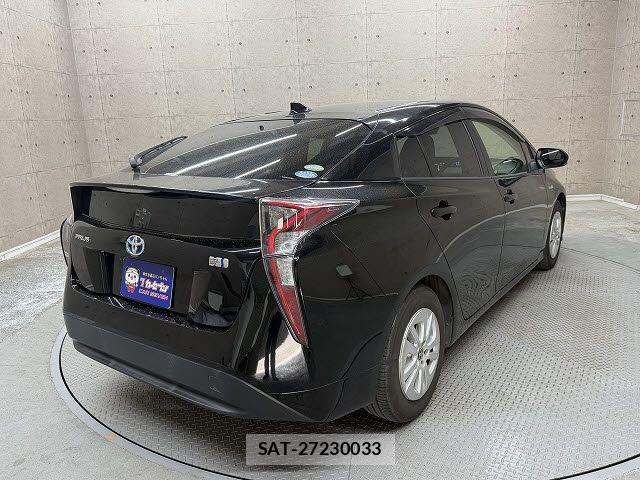 Toyota PRIUS 2016-01 4977572-3