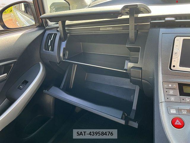 Toyota PRIUS 2013-10 6527238-17
