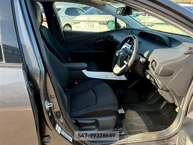 Toyota PRIUS 2017-04 6561955-12