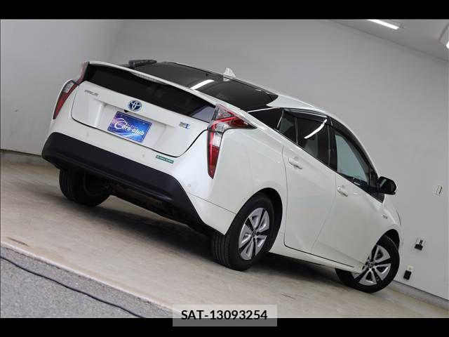 Toyota PRIUS 2017-04 6614235-11