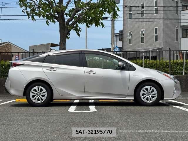 Toyota PRIUS 2017-12 6677546-7