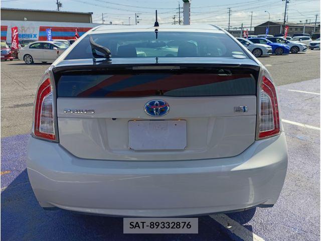 Toyota PRIUS 2015-12 6677566-5