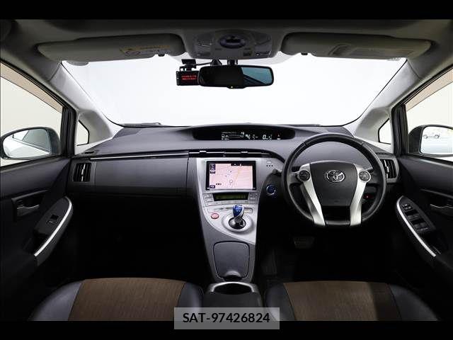 Toyota PRIUS 2015-10 6677561-2