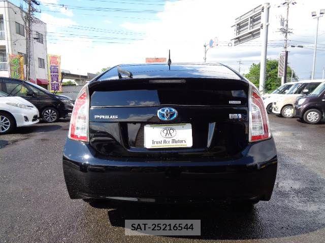 Toyota PRIUS 2015-05 6677567-14