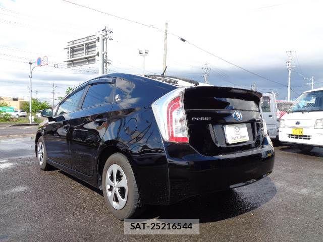 Toyota PRIUS 2015-05 6677567-15