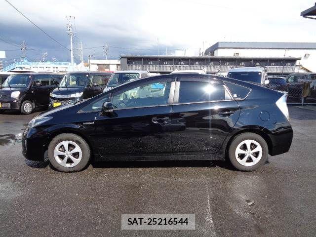Toyota PRIUS 2015-05 6677567-16