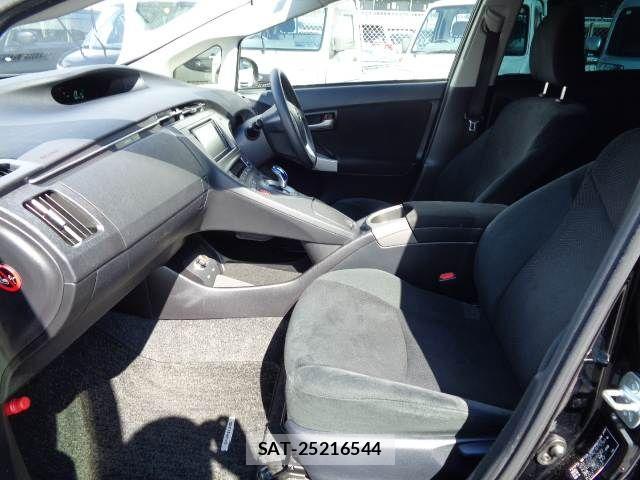 Toyota PRIUS 2015-05 6677567-17
