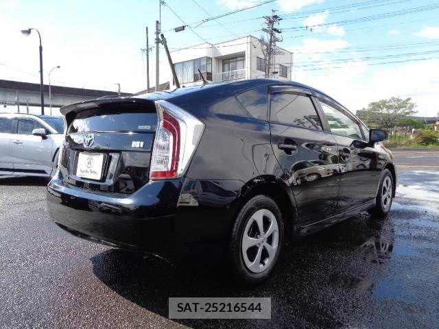 Toyota PRIUS 2015-05 6677567-1