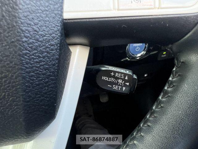 Toyota PRIUS 2017-07 6682821-16