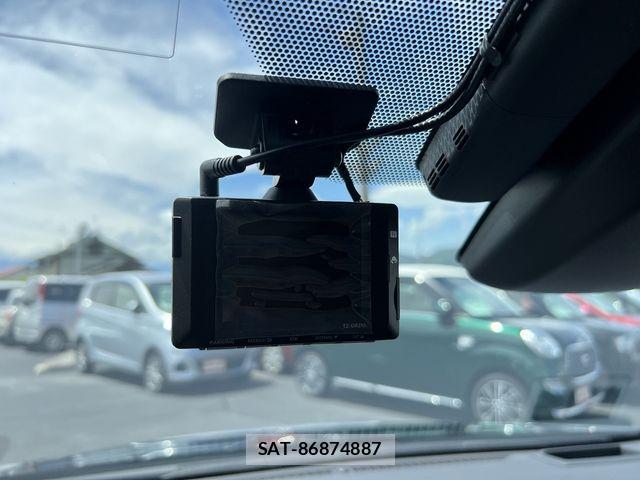 Toyota PRIUS 2017-07 6682821-19