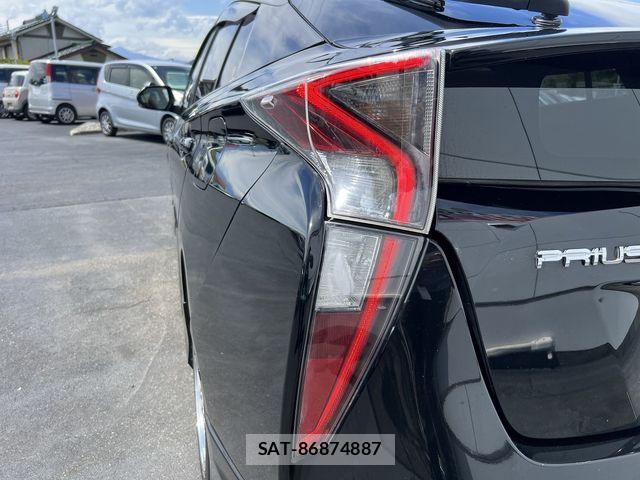 Toyota PRIUS 2017-07 6682821-28