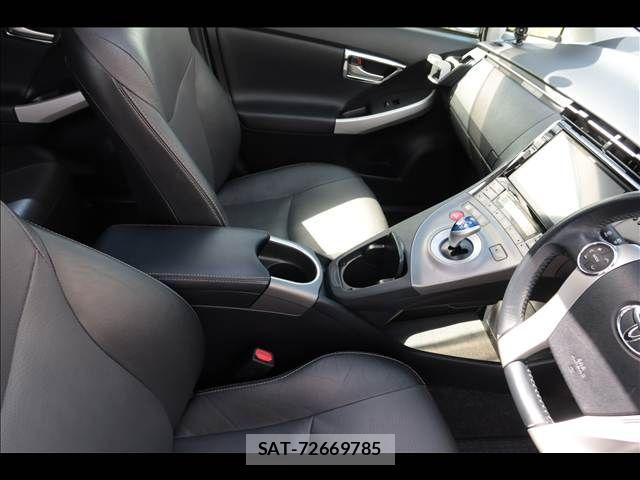 Toyota PRIUS 2015-02 6682824-12