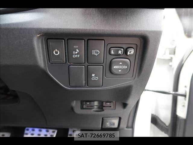 Toyota PRIUS 2015-02 6682824-27