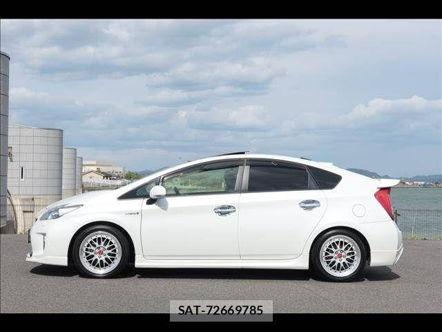Toyota PRIUS 2015-02 6682824-2