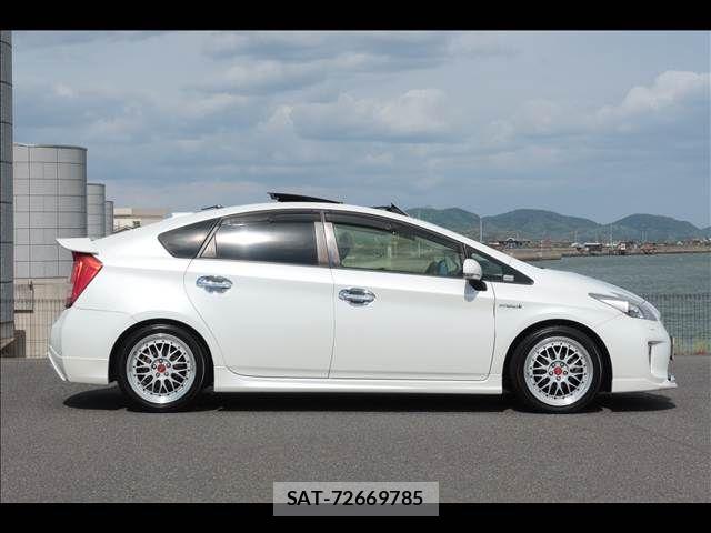 Toyota PRIUS 2015-02 6682824-6