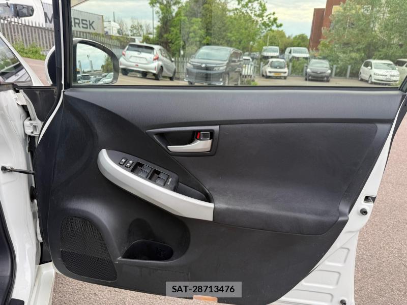 Toyota PRIUS 2012-10 1295219-11
