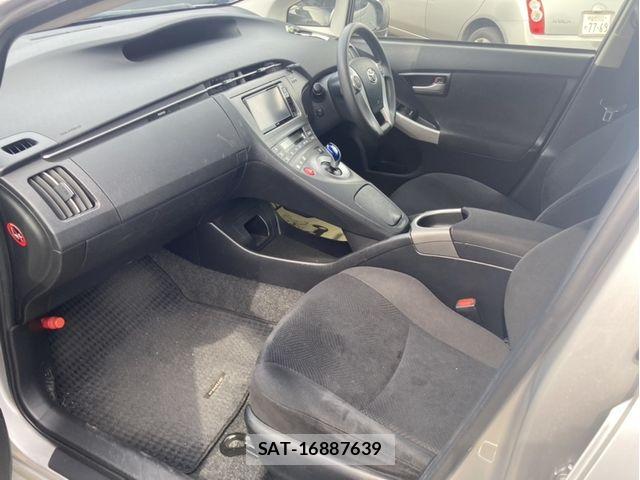 Toyota PRIUS 2015-04 6717085-11