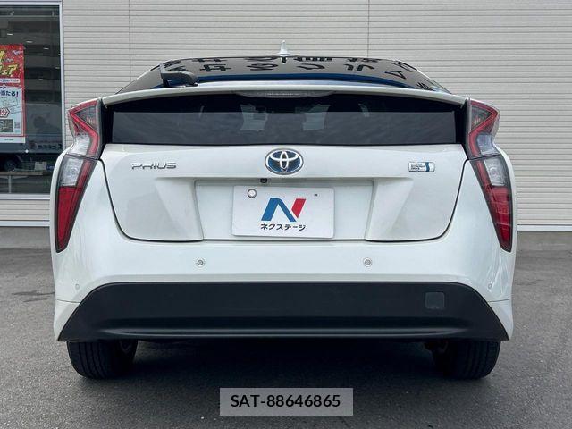 Toyota PRIUS 2016-08 6717082-14