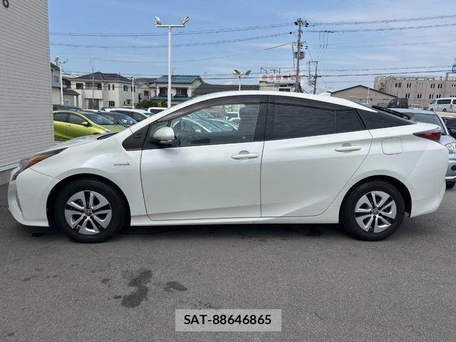 Toyota PRIUS 2016-08 6717082-15
