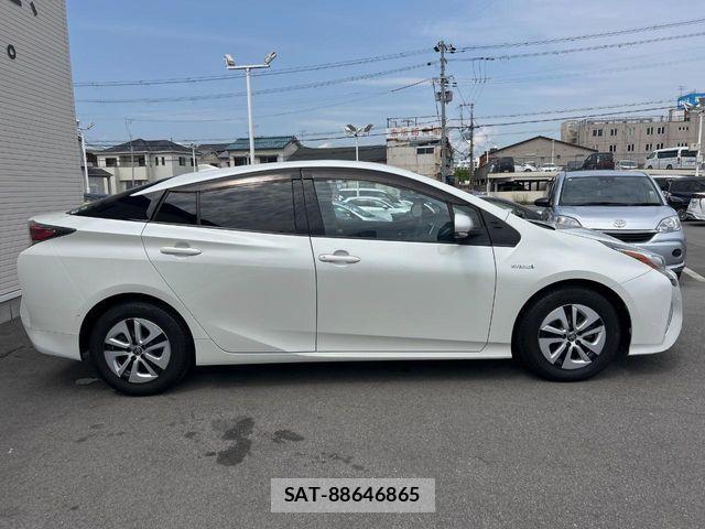 Toyota PRIUS 2016-08 6717082-16
