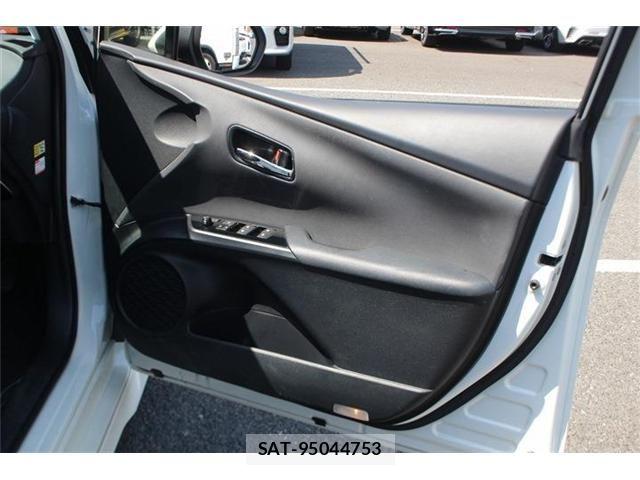 Toyota PRIUS 2016-07 6752908-21