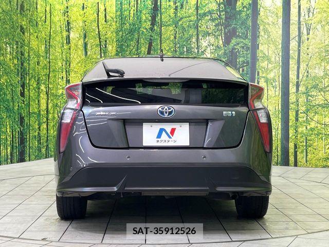 Toyota PRIUS 2017-06 6752915-14