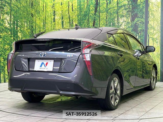 Toyota PRIUS 2017-06 6752915-16