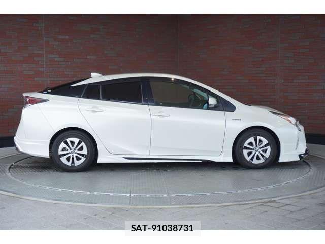 Toyota PRIUS 2016-11 6752894-3