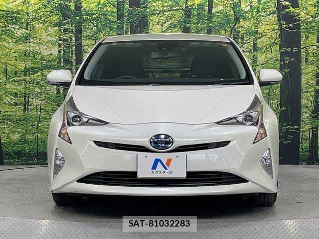 Toyota PRIUS 2017-06 6816608-13