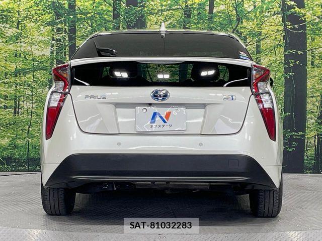 Toyota PRIUS 2017-06 6816608-14
