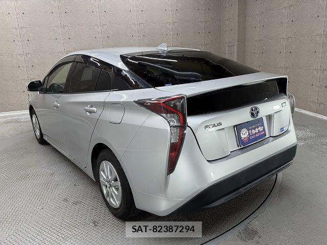 Toyota PRIUS 2016-06 6816634-2