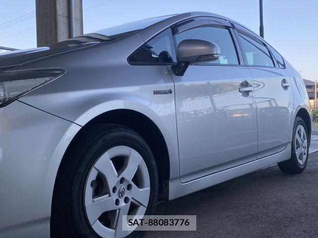 Toyota PRIUS 2011-07 6816674-13