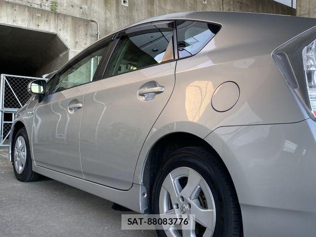 Toyota PRIUS 2011-07 6816674-14