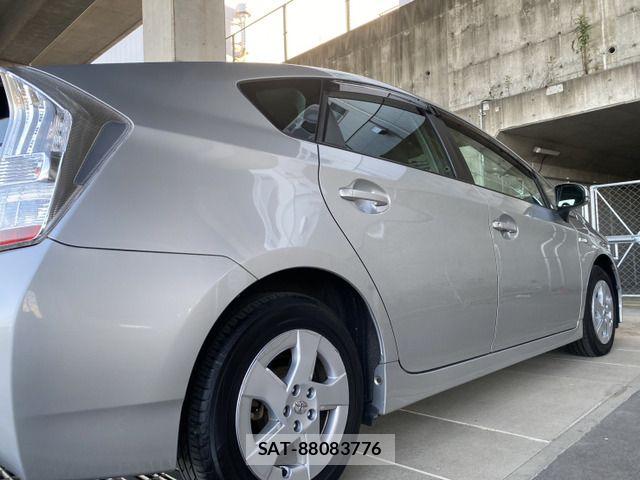 Toyota PRIUS 2011-07 6816674-19