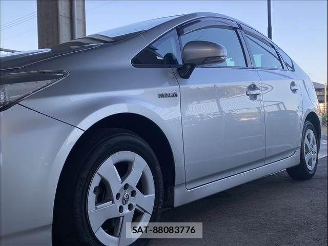 Toyota PRIUS 2011-07 6816674-25