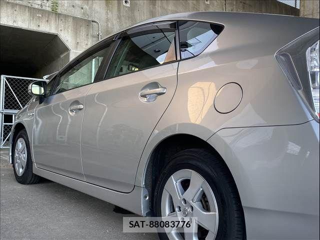Toyota PRIUS 2011-07 6816674-26