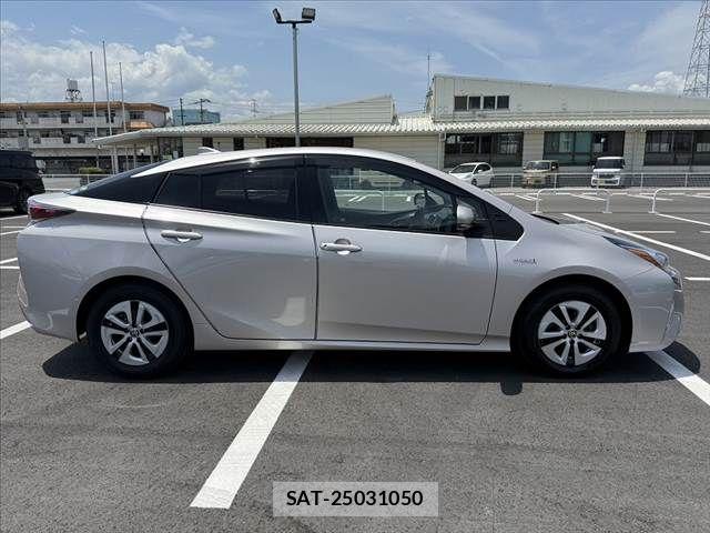 Toyota PRIUS 2018-02 6816636-10